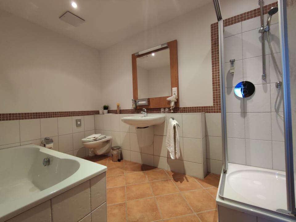 Juniorsuite | Bathroom | Hair dryer, towels, soap, shampoo