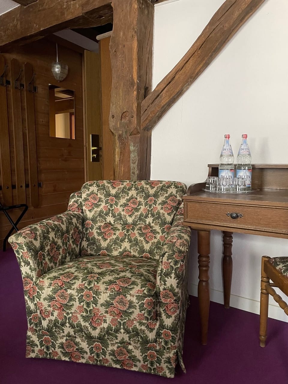 Traditional Double Room | Living area | 32-inch flat-screen TV with cable channels, TV