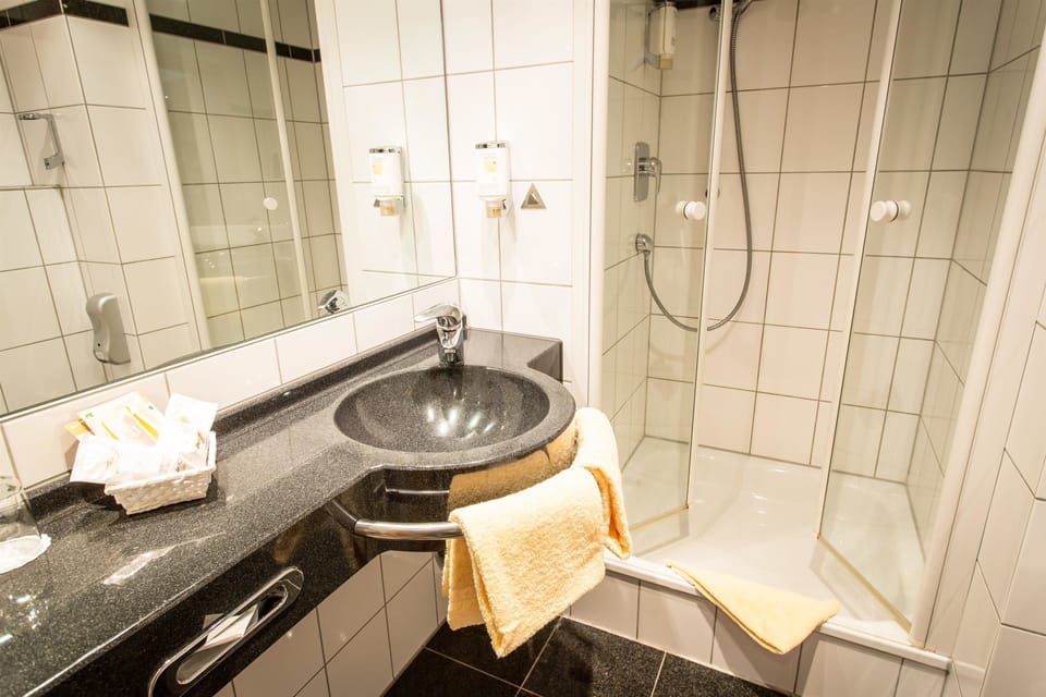 Standard Single Room | Bathroom | Shower, free toiletries, hair dryer, slippers