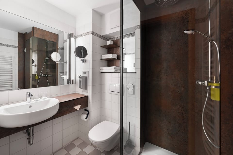 Shower, rainfall showerhead, free toiletries, hair dryer