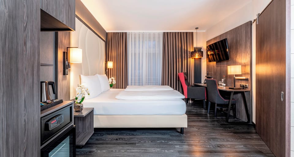 Standard Double Room, Park View | Minibar, in-room safe, desk, rollaway beds