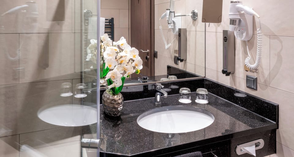 Shower, towels