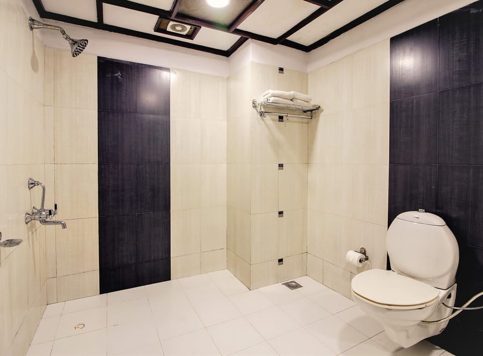 Superior Room | Bathroom | Shower, hair dryer, slippers, towels