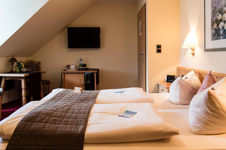 Hypo-allergenic bedding available, in-room safe, desk