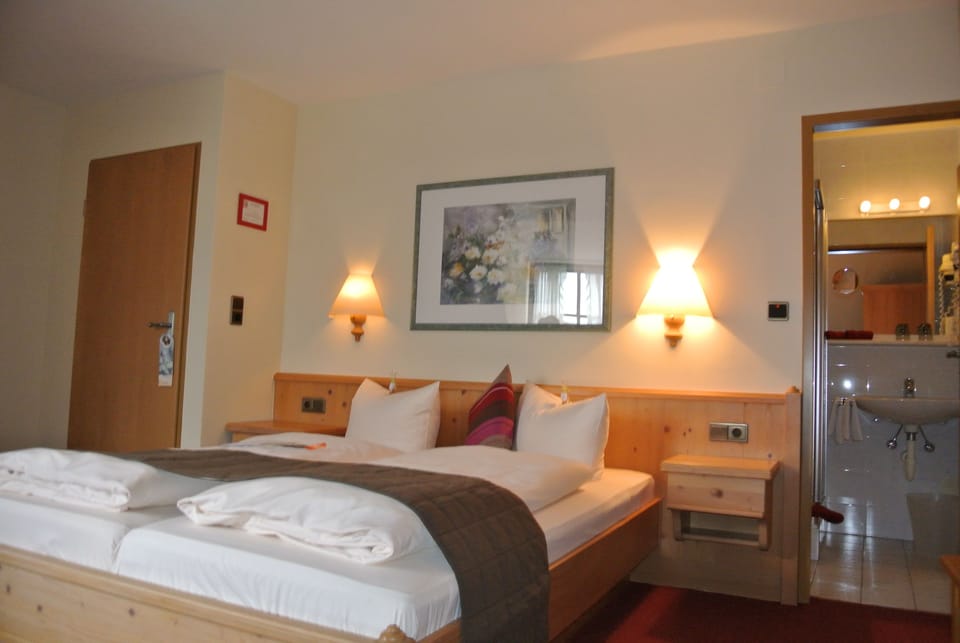 Comfort Double or Twin Room, 1 Bedroom | Hypo-allergenic bedding available, in-room safe, desk