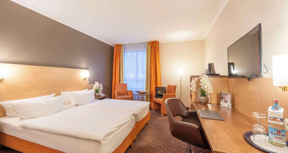 Business Room, 1 Double Bed | Hypo-allergenic bedding, in-room safe, desk, laptop workspace