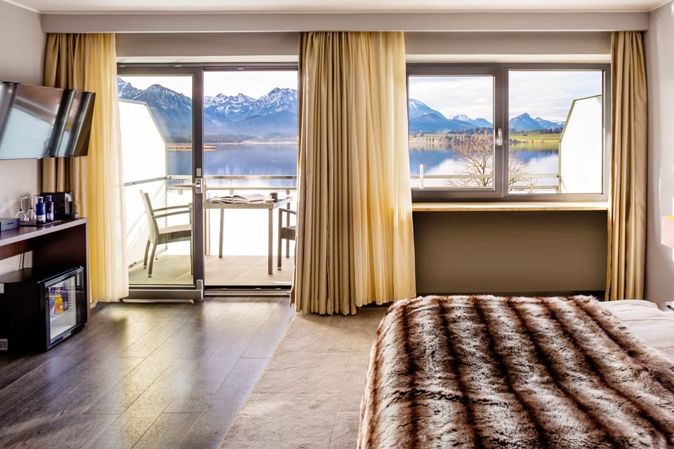 Design Double Room, Lake View (20m²) | Hypo-allergenic bedding, minibar, in-room safe, desk