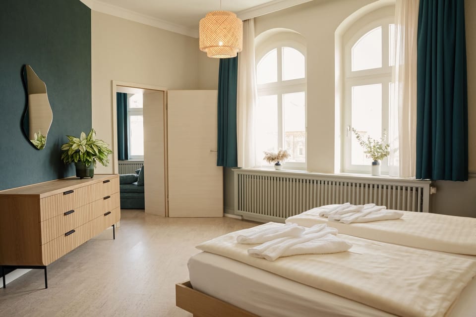 Deluxe Suite | Minibar, in-room safe, blackout drapes, free WiFi