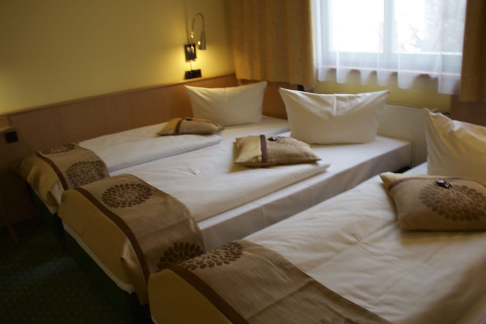 Triple Room | Desk, blackout drapes, soundproofing, bed sheets