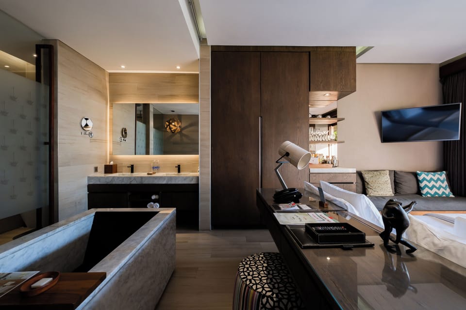 Beachfront Pool Suites | Bathroom | Shower, hair dryer, slippers, towels
