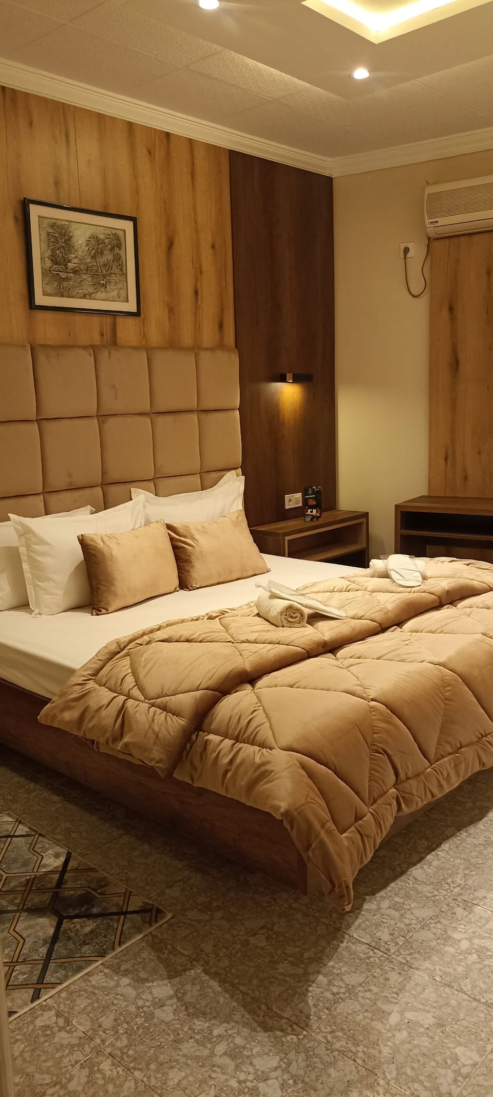 Single Room | Premium bedding, desk, soundproofing, WiFi (free)