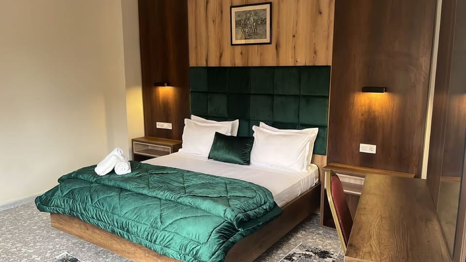 Single Room | Premium bedding, desk, soundproofing, WiFi (free)