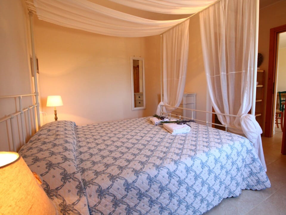 House | 1 bedroom, individually furnished, bed sheets
