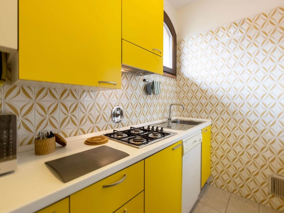 Apartment | Private kitchen | Microwave, coffee/tea maker