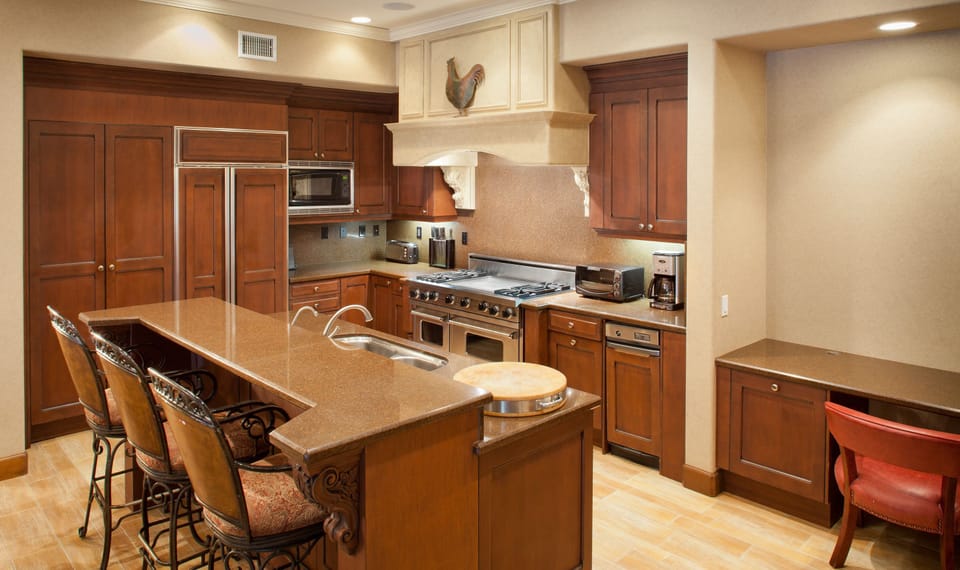 Full-size fridge, microwave, oven, stovetop