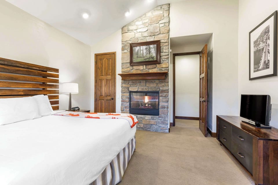 Suite, 4 Bedrooms, Non Smoking | Hypo-allergenic bedding, iron/ironing board, free WiFi, bed sheets