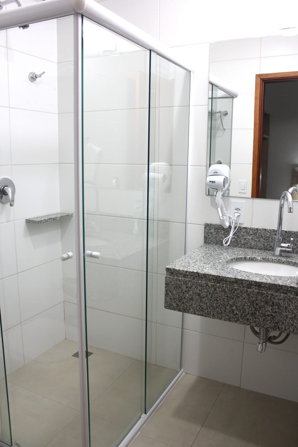 Quarto Duplo Luxo | Bathroom | Shower, towels