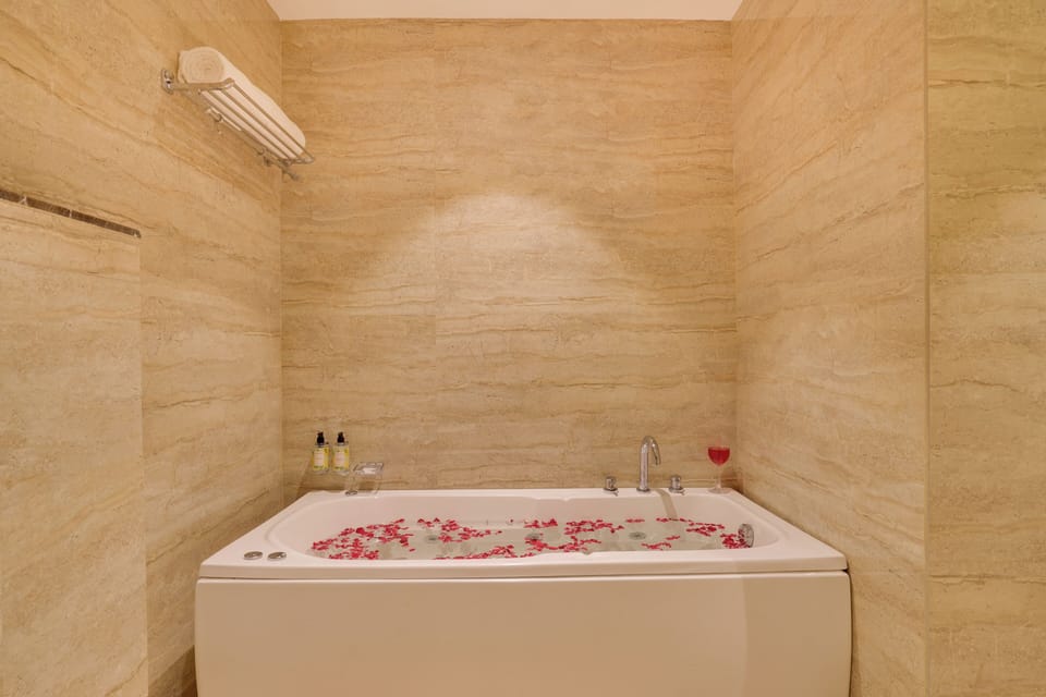 Executive Suite with Balcony and Valley | Bathroom | Free toiletries, hair dryer, bathrobes, towels