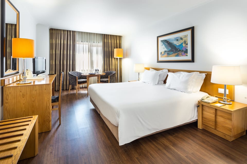 Standard Room | Minibar, in-room safe, blackout drapes, soundproofing