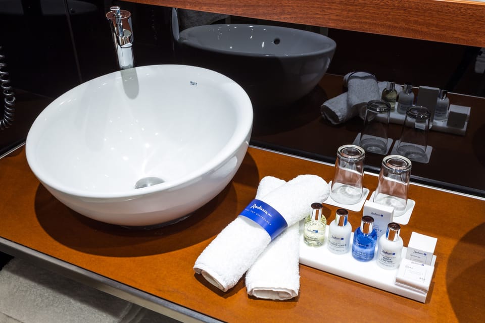 Family Room | Bathroom amenities | Shower, free toiletries, hair dryer, slippers