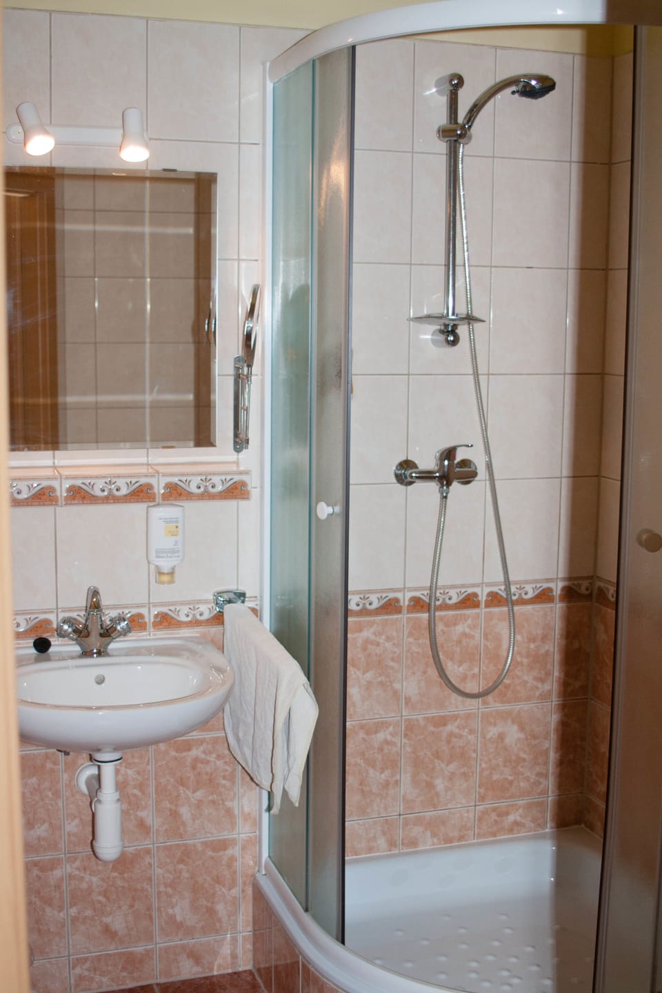Shower, free toiletries