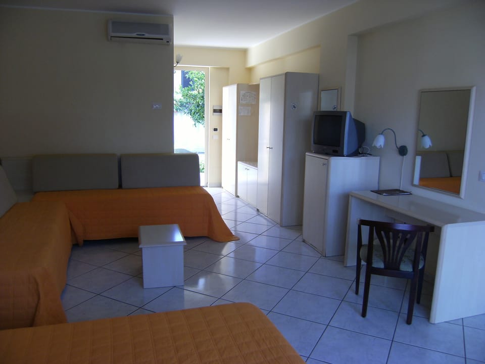 Minibar, in-room safe, individually furnished, desk