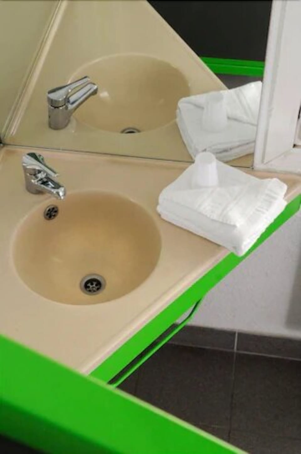 Bathroom sink