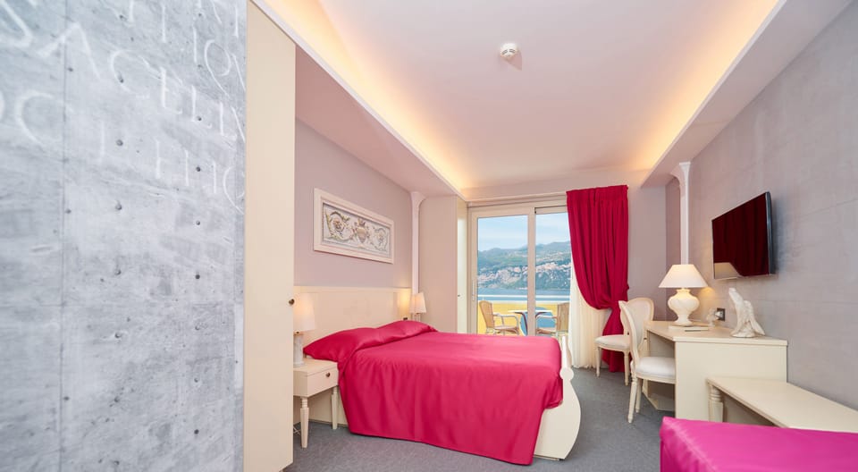 Premium bedding, down comforters, minibar, in-room safe