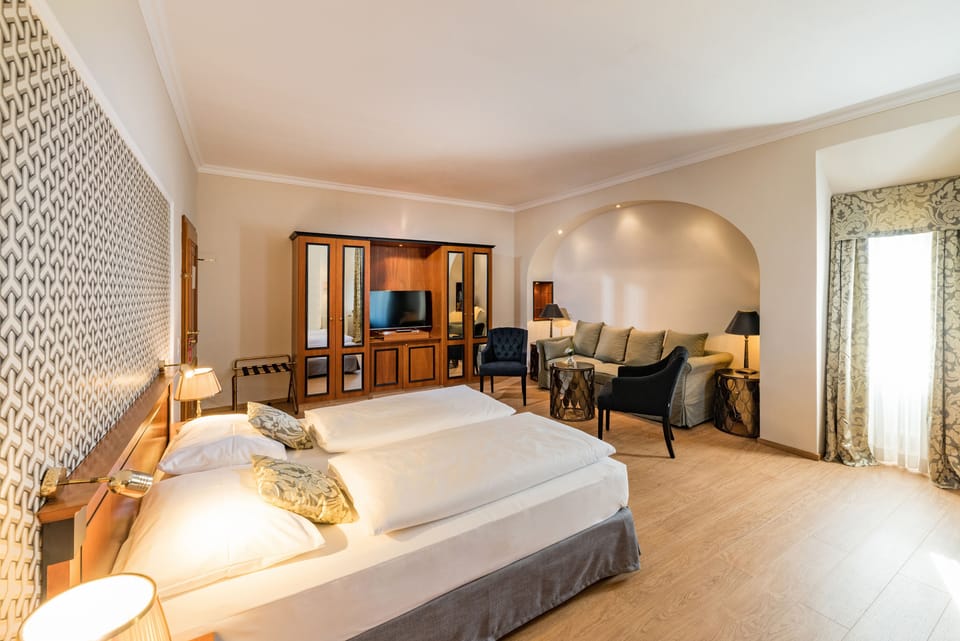 Hypo-allergenic bedding, in-room safe, desk, soundproofing