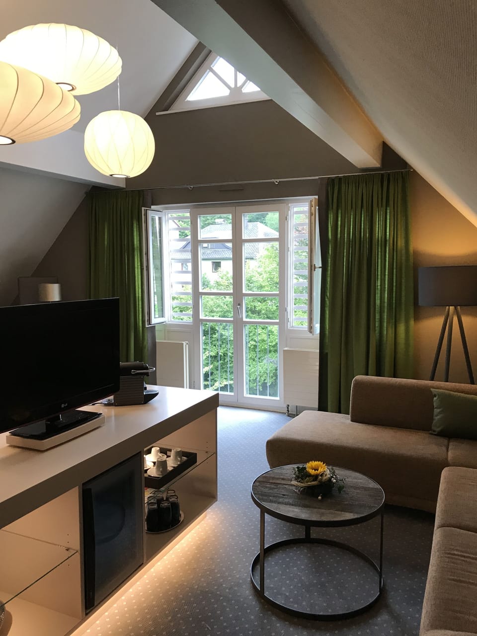 Deluxe Suite | Living area | Flat-screen TV