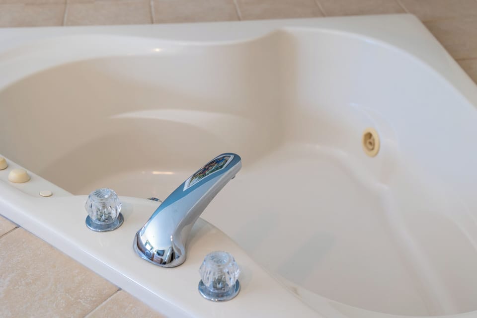 Cullen Lake King Jacuzzi | Down comforters, desk, blackout drapes, soundproofing