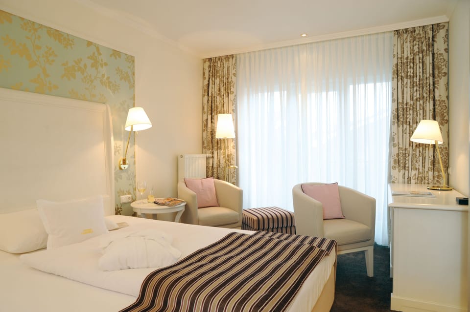 Premium bedding, minibar, individually furnished, desk