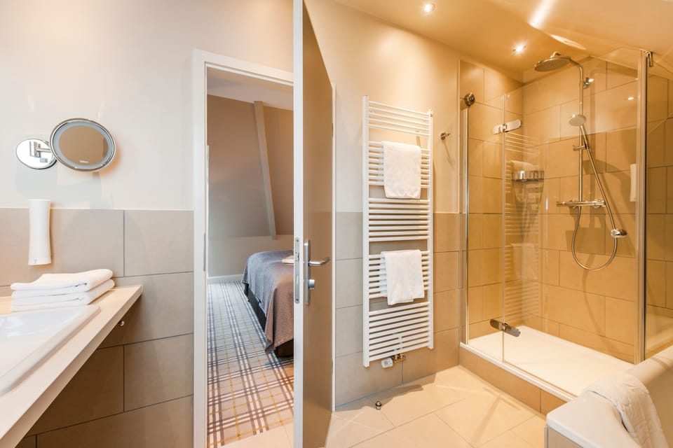 Shower, free toiletries, hair dryer, towels