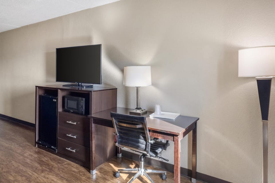 Standard Room, 1 King Bed, Non Smoking, Refrigerator & Microwave | Desk, laptop workspace, blackout drapes, iron/ironing board