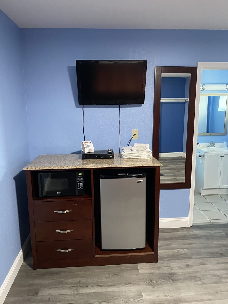 Room, 1 Queen Bed, Non Smoking | In-room safe, free WiFi, bed sheets