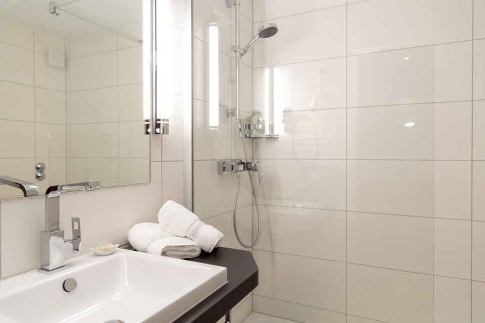 Classic Double Room | Bathroom | Free toiletries, hair dryer, bathrobes, towels