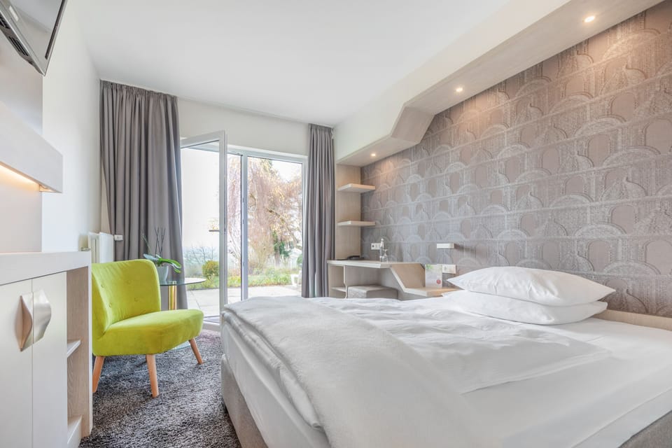 Comfort Room, Patio | 1 bedroom, in-room safe, desk, blackout drapes
