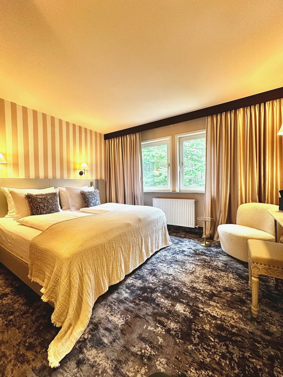 Signature Double Room | 1 bedroom, in-room safe, desk, blackout drapes