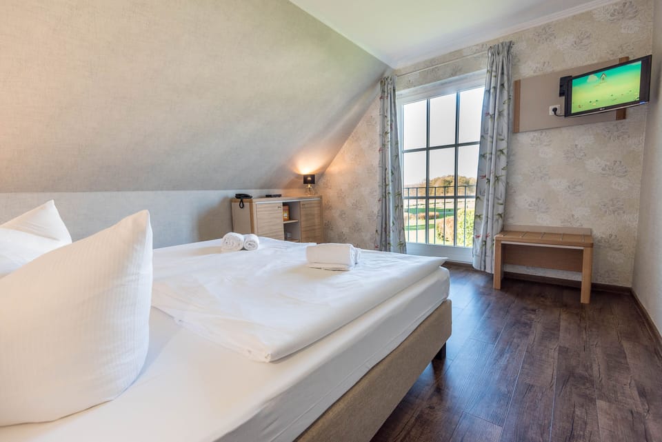 Comfort Double Room | In-room safe, desk, WiFi (free), individually decorated