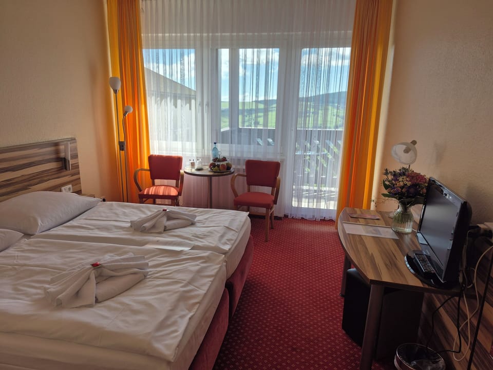 Signature Double Room | Laptop workspace, free WiFi, bed sheets
