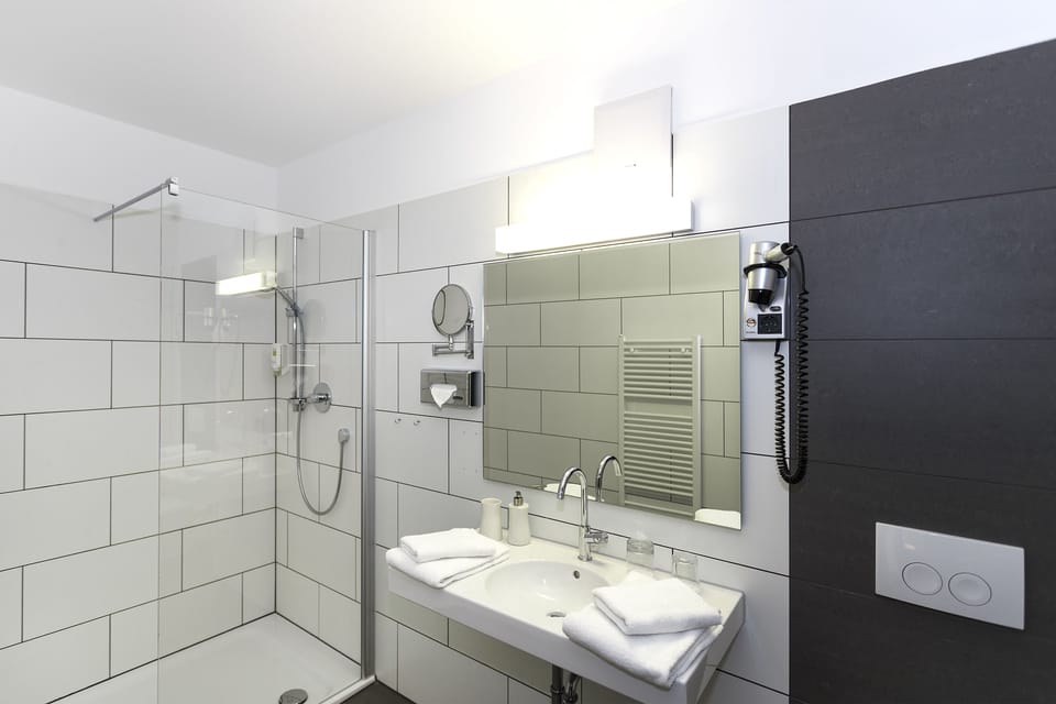 Family Double Room, 1 King Bed with Sofa bed, Non Smoking | Bathroom | Shower, hair dryer, towels