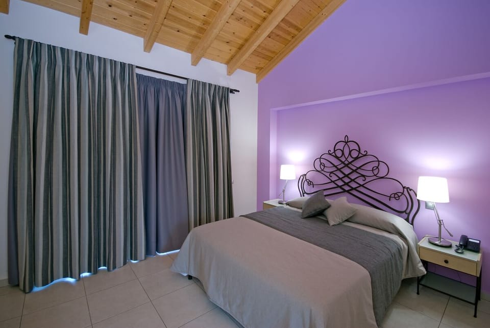 Standard Room | Egyptian cotton sheets, premium bedding, pillowtop beds, minibar