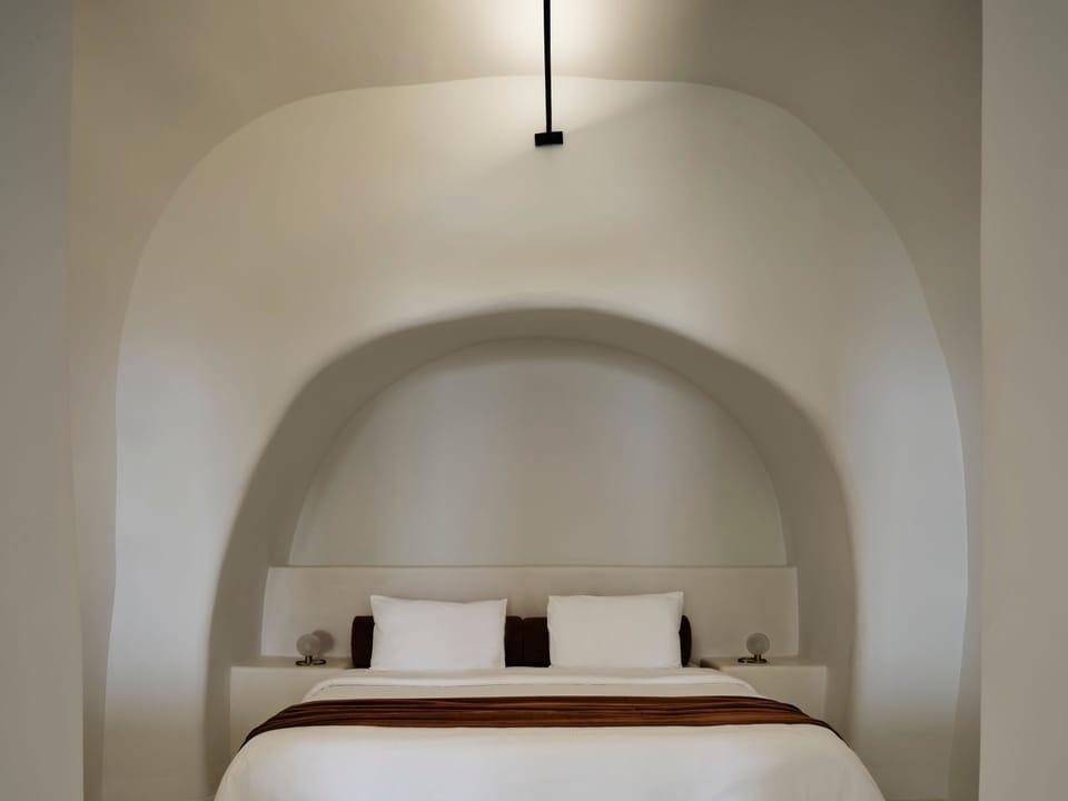 Elegant Suite with Hot tub | Egyptian cotton sheets, premium bedding, Tempur-Pedic beds, minibar