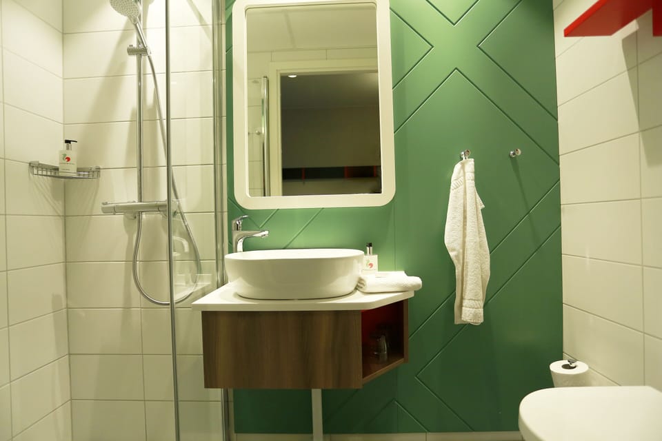 Shower, eco-friendly toiletries, towels