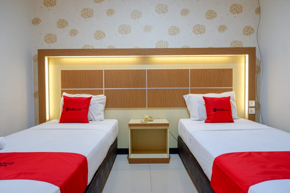 Twin Room (Reddoorz) | Bed sheets