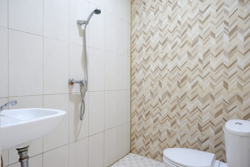 Twin Room (Reddoorz) | Bathroom | Shower, free toiletries, towels