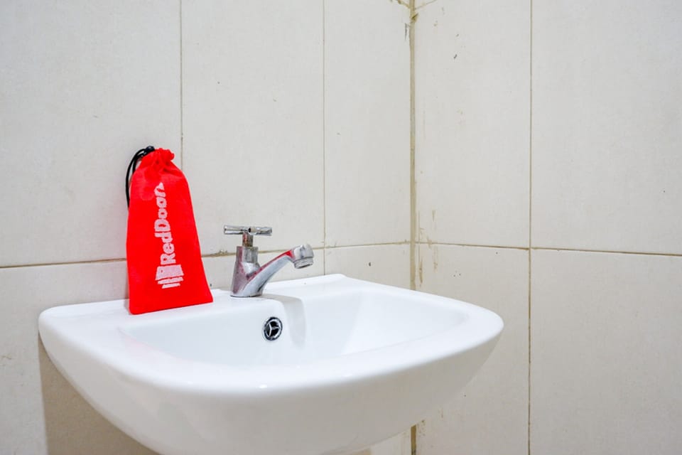 Shower, free toiletries, towels