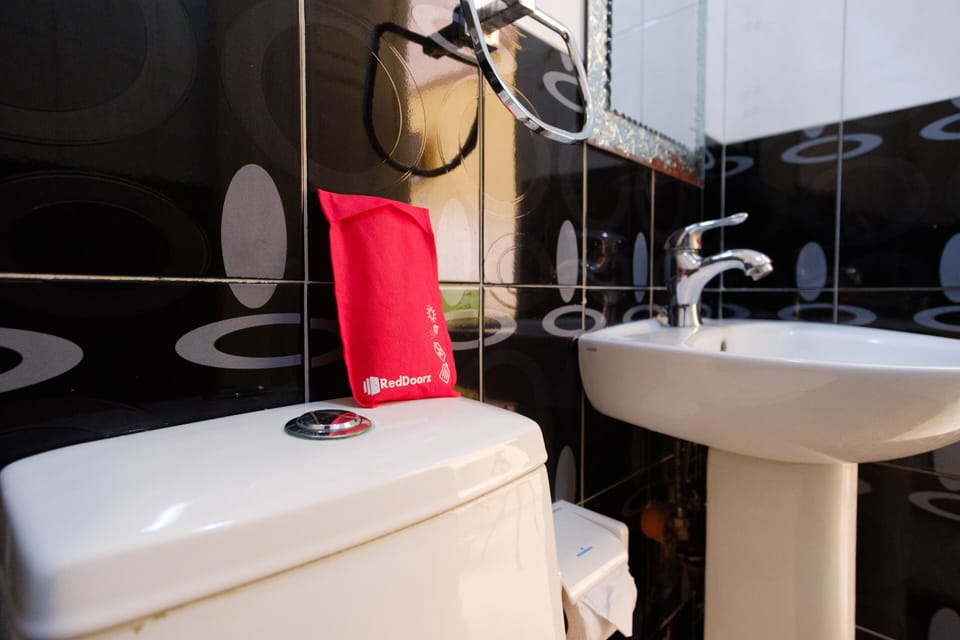 Shower, free toiletries, towels