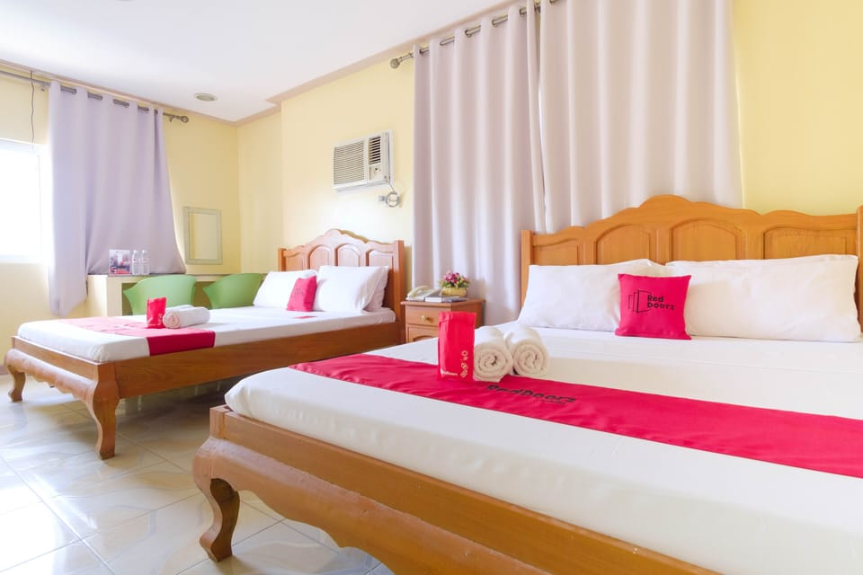 Family Room | Desk, WiFi (free), bed sheets