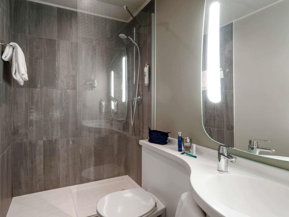 Double Room, 1 Double Bed | Bathroom | Combined shower/tub, eco-friendly toiletries, hair dryer, towels